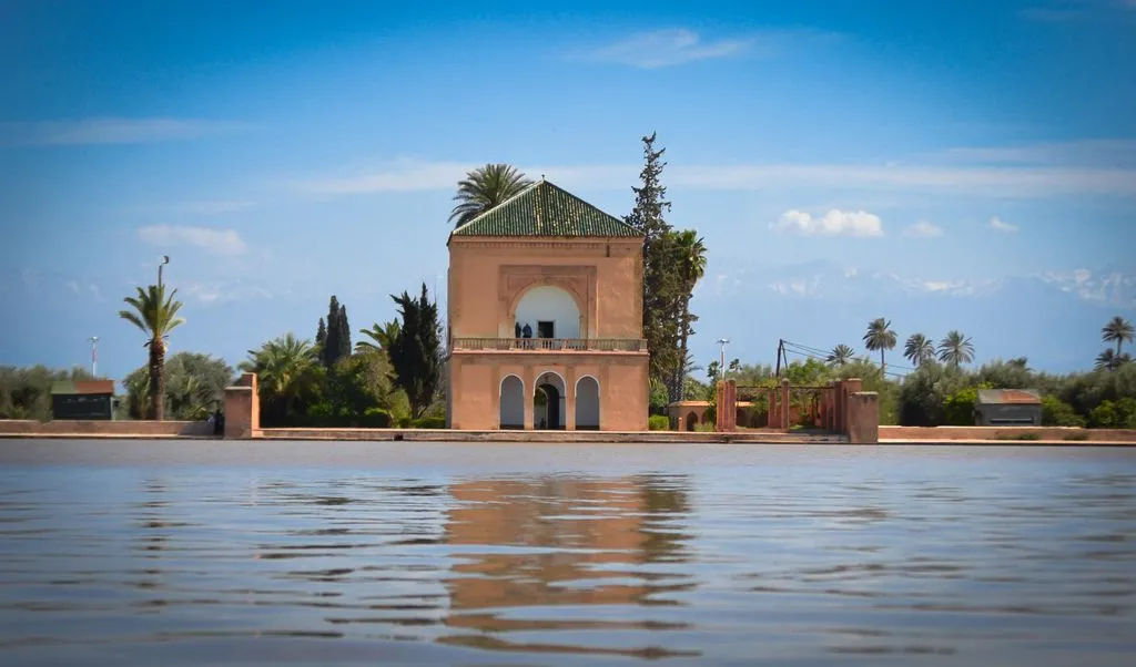 مئذنة المنارة بجانب حوض مائي كبير تعتبر من 5 أماكن سياحية يجب عليك زيارتها في مدينة مراكش